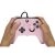 Ruky držia PowerA Ružový Drôtový Xbox Ovládač