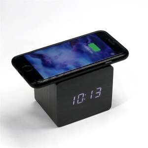 TOO DC-320-B-Qi fekete digitális ébresztőóra vezeték nélküli töltővel, egy okostelefon töltődik rajta - Ébresztőóra