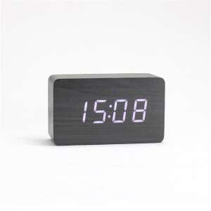 Fekete fa digitális ébresztőóra fehér LED kijelzővel, amely 15:08-at mutat - Ébresztőóra