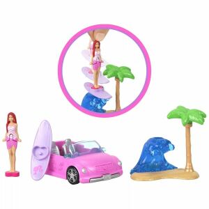 Set de joacă Mattel Mini BarbieLand Convertible. Păpușă Barbie, mașină decapotabilă roz, placă de surf, palmier și jucărie cu valuri pe fundal alb. - Barbie Baba