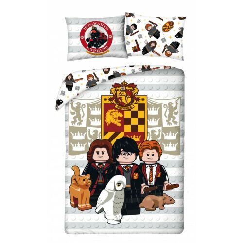 LEGO Harry Potter ágynemű garnitúra gyerekeknek, Harry Potterrel, Ron Weasleyvel, Hermione Grangerrel, Hedwiggel és a Harry Potter univerzum más karaktereivel. A garnitúra tartalmaz egy paplanhuzatot és egy párnahuzatot.