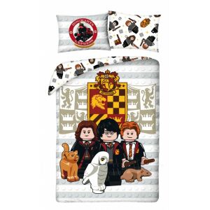 Set de lenjerie de pat LEGO Harry Potter pentru copii, cu Harry Potter, Ron Weasley, Hermione Granger, Hedwig și alte personaje din universul Harry Potter. Setul de lenjerie de pat include o husă de plapumă și o față de pernă. - Lenjerie de pat