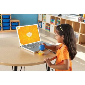 Microscop digital portabil Zoomy 2.0 de la Learning Resources, albastru, în uz, copilul folosește microscopul pentru a vizualiza o lămâie pe ecranul unui laptop - Learning Resources