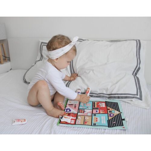 Tiny Magic tragbares Puppenhaus Spielset mit 5 Figuren, ein Kind spielt mit dem Puppenhaus