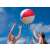 Ludzie bawią się Bestway 61cm dmuchana piłką plażową na plaży