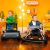 Zwei Kinder spielen mit BRIGHT STARTS Ford Bronco 4-in-1 Walker und Schiebewagen