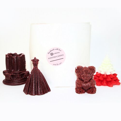 Set de 4 lumânări parfumate în diverse forme: coloană, rochie, urs și brad de Crăciun