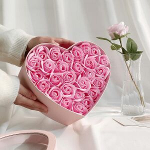 Cutie cadou în formă de inimă roz, umplută cu trandafiri de săpun roz - Idee de cadou pentru Valentine's Day