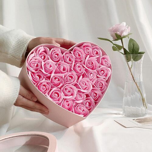 Rózsaszín szív alakú ajándékdoboz rózsaszín szappanrózsákkal