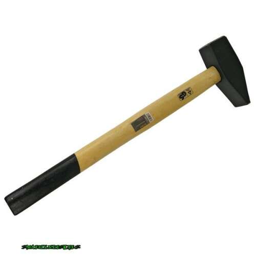 Angled view of 3 kg sledge hammer with wooden handle