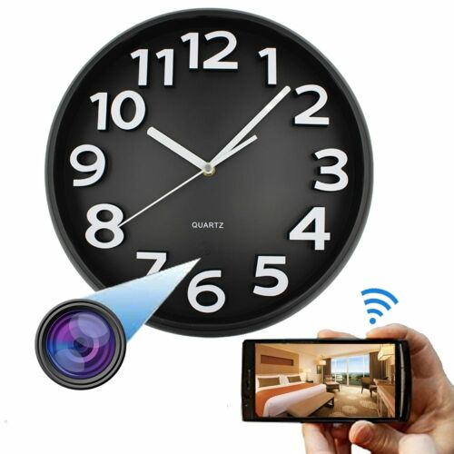 Schwarze drahtlose versteckte Spionagekamera, die als Wanduhr getarnt ist, mit einem Telefon, das den Live-Feed zeigt