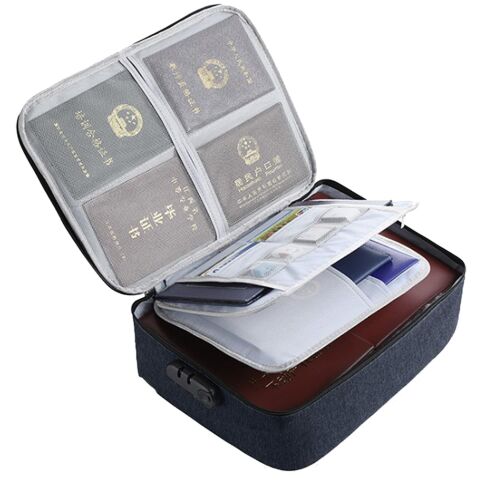 KipHome dokumentum tároló táska kombinációs zárral, nyitott nézet, amely bemutatja a rekeszeket és zsebeket dokumentumok, útlevelek, kártyák és egyéb értékek rendezéséhez