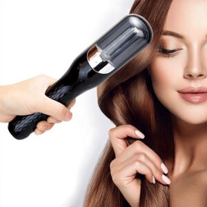 Жена, използваща черен безжичен тример за коса, за да подстриже разцепените краища - Красота и здраве