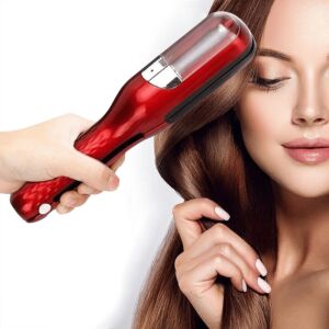 Femeie folosind un trimmer de păr fără fir roșu pentru a tăia vârfurile despicate - Îngrijirea părului