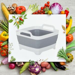 Сгъваема силиконова купа с дренаж и дръжки, 8 литра, на бял фон, заобиколена от зеленчуци - Купа