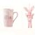 Ružový hrnček s nápisom Mrs. S lyžičkou a plyšovou zajačikom