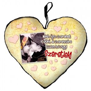 Szív alakú díszpárna 'Nehéz igaz szerelmet találni...' idézettel és csókolózó gyerekek fotójával. Valentin napi ajándék ötlet. - Díszpárna