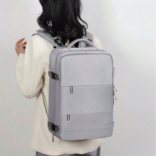 Uniwersalny czarny plecak na laptopa do bagażu podręcznego noszony przez osobę