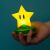 Beleuchtetes Super Mario Super Star Icon Nachtlicht, in der Hand gehalten
