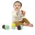 Baby spielt mit INGENUITY Calm Springs™ Plüschrassel Kaktus-Set