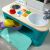 Közelkép a Baby Einstein Magic Touch Játékkonyha tárolójáról és tartozékairól