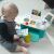 Zestaw do zabawy Baby Einstein Magic Touch Kitchen z dzieckiem bawiącym się kartami przepisów