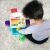Egy baba játszik a Baby Einstein Magic Touch pénztárgéppel a Hape-től