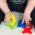 Baby spielt mit bunten Baby Einstein Cool Critters Beißringen