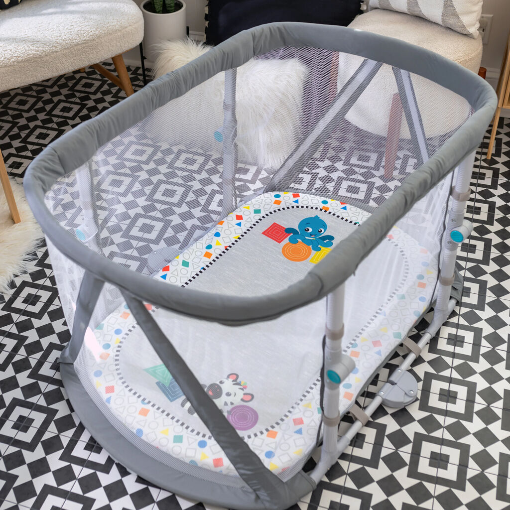 E-shop BABY EINSTEIN Detská postieľka s chodítkom a klavírom 3v1 Kick &a...