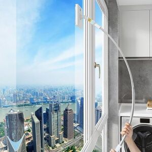 Teleskopowy sprzęt do czyszczenia okien w użyciu, czyszczenie okna z widokiem na miasto - Narzędzie do czyszczenia wycieraczek