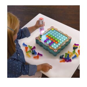 Kind spielt mit Design & Drill SparkleWorks Leucht Spielzeug, ein kreatives Bau Spielzeug für Kinder - Schaukelpferde, Schaukeltiere und Entwicklungsspiele für Kinder im Kindergartenalter