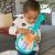 Gyermek felfedezi a Baby Einstein Hape Magic Touch Ukulele hangszerét
