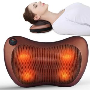 Žena používajúca hnedý elektrický masážny vankúš s teplom a 8 masážnymi hlavicami na krku, ležiaca na chrbte - Masážne vankúše