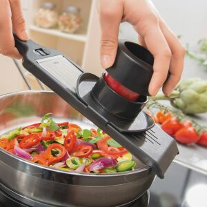 GEFU VIOLI Szeletelő használat közben zöldségeket szeletel egy serpenyőbe, fekete ABS műanyag és rozsdamentes acél - Szeletelő gép