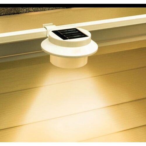Napelemes 3 LED-es kültéri ereszcsatorna lámpa, amely megvilágítja a falat