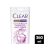 Zbliżenie na butelkę szamponu Clear Women do włosów farbowanych i zniszczonych, 360ml
