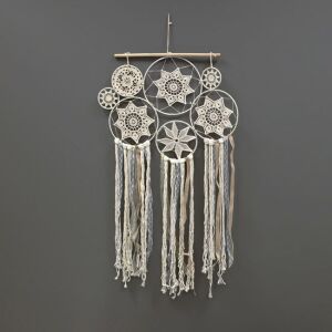 Makramé fali dekoráció vastag bézs színű pamut zsinórral, hosszú bézs színű rojtokkal és szalagokkal, csipkével és jutával, mintás 6 álom bűbájjal, 50x110 cm, bézs színű. 136041971 - Álomfogó