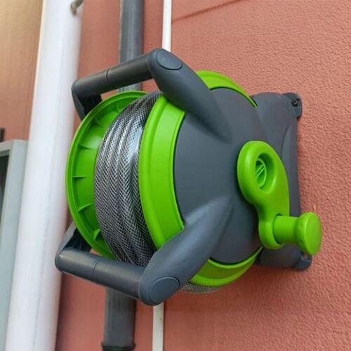 Zöld és szürke 15m-es tömlődob, falra szerelve, ideális a kert öntözéséhez vagy a terasz tisztításához