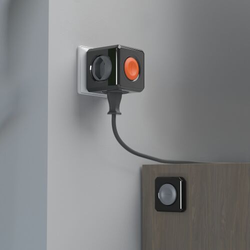 Powercube by Allocacoc fekete hosszabbító távirányítóval, 4 aljzattal és 2 USB porttal, falra dugva
