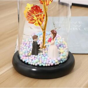 Örök rózsa üvegbúrában RGB LED világítással és dekoratív figurákkal, közelkép - Ajándék ötlet Valentin-napra