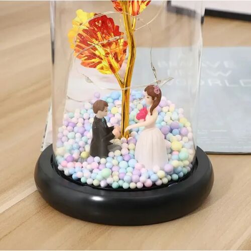 Örök rózsa üvegbúrában RGB LED világítással és dekoratív figurákkal, közelkép