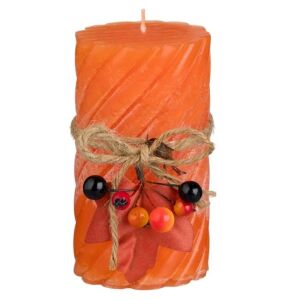 Pomarańczowa dekoracyjna świeca stojąca z ozdobami z liści i jagód, przewiązana sznurkiem, średnica 6,5 cm, wysokość 12 cm - Projektowanie wnętrz