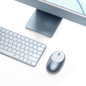 Satechi M1 Wireless Mouse in Blau, gepaart mit einer Tastatur und einem Computermonitor auf weißem Hintergrund - Satechi