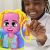Gyermek játszik a Play-Doh Hair Stylin' Salonnal, egy játékos fodrászszalonnal, ahol a gyerekek Play-Doh-val készíthetnek frizurákat