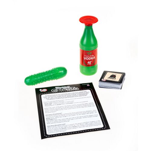 A The Tipsy Guests társasjáték elemei: egy zöld műanyag üveg, egy zöld műanyag uborka és egy pakli kártya