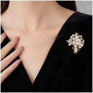 Elegáns dekoratív bross virágmotívumokkal és cirkóniákkal