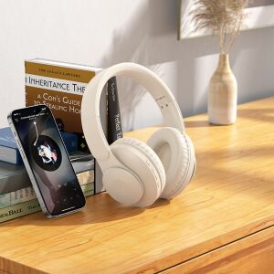 Hoco W45 vezeték nélküli fejhallgató törtfehér színben, egy fa asztalon okostelefonnal és könyvekkel - Hoco