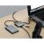 Satechi 4 az 1-ben USB-C hub csatlakoztatva egy laptophoz, külső merevlemezhez, mikrofonhoz és power bankhoz