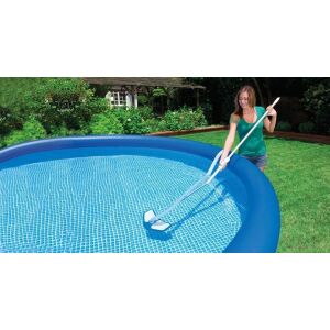 Nő tisztítja Intex medencéjét az Intex Deluxe Medencetisztító Készlettel - Kézi tisztító eszköz