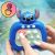 A Stitch Pop It elektronikus játék közeli képe, a piros fény látható, amely a játék módját jelzi